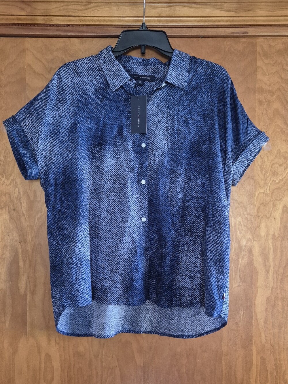 Tommy Hilfiger Women's 100% Viscose Short-Sleeve Button-Up Shirt in Blue, size L